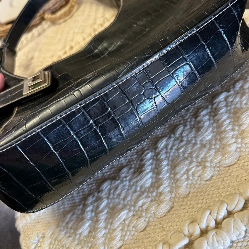 Elegant Black Croc-Embossed Shoulder Bag - Picture 3 of 4